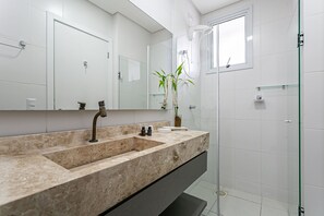 Asciugacapelli, asciugamani, sapone, shampoo