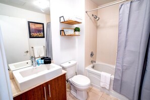 Sèche-cheveux, serviettes fournies, savon, shampoing