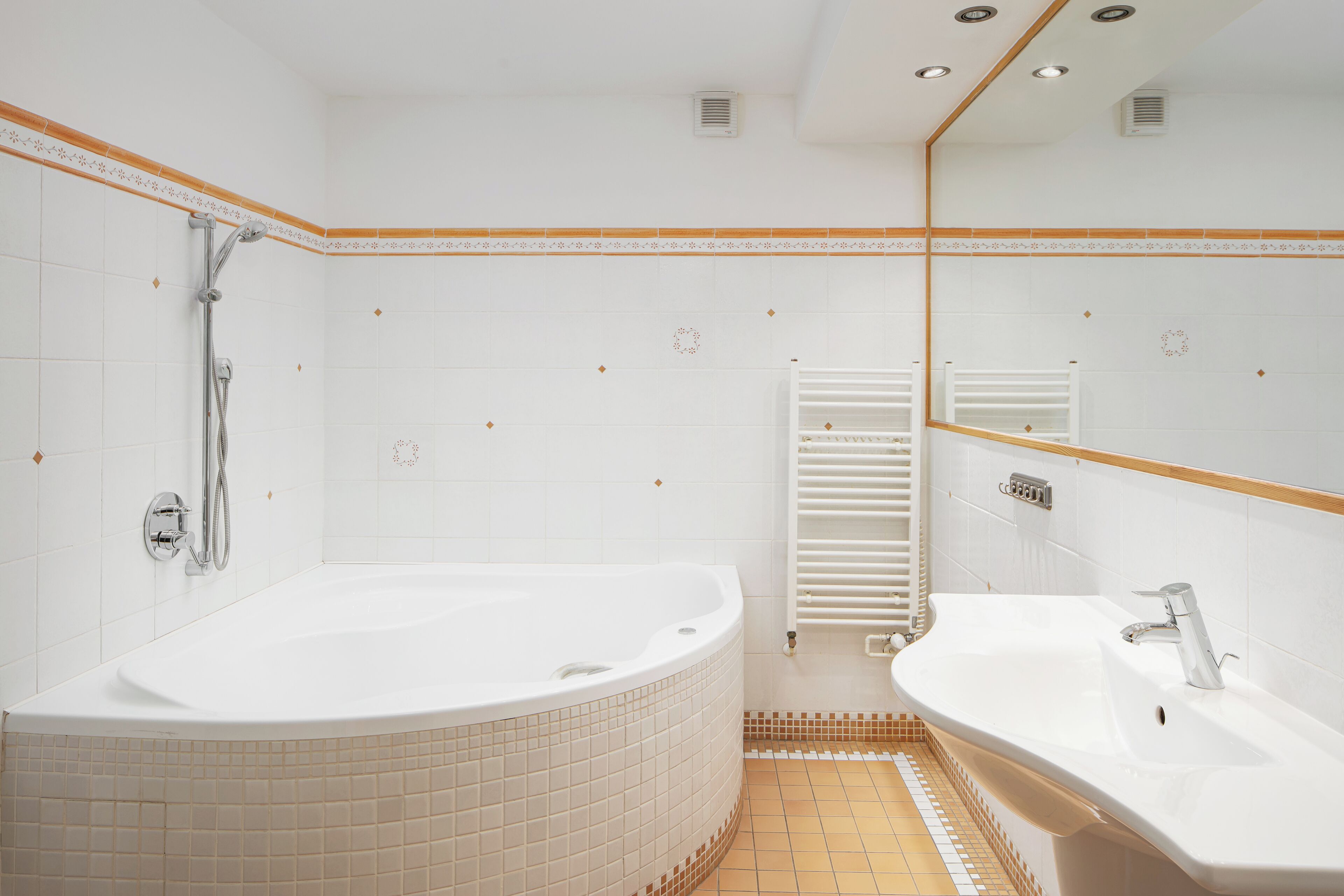 Superior Suite | Bathroom | Separate tub and shower, free toiletries, hair dryer, towels