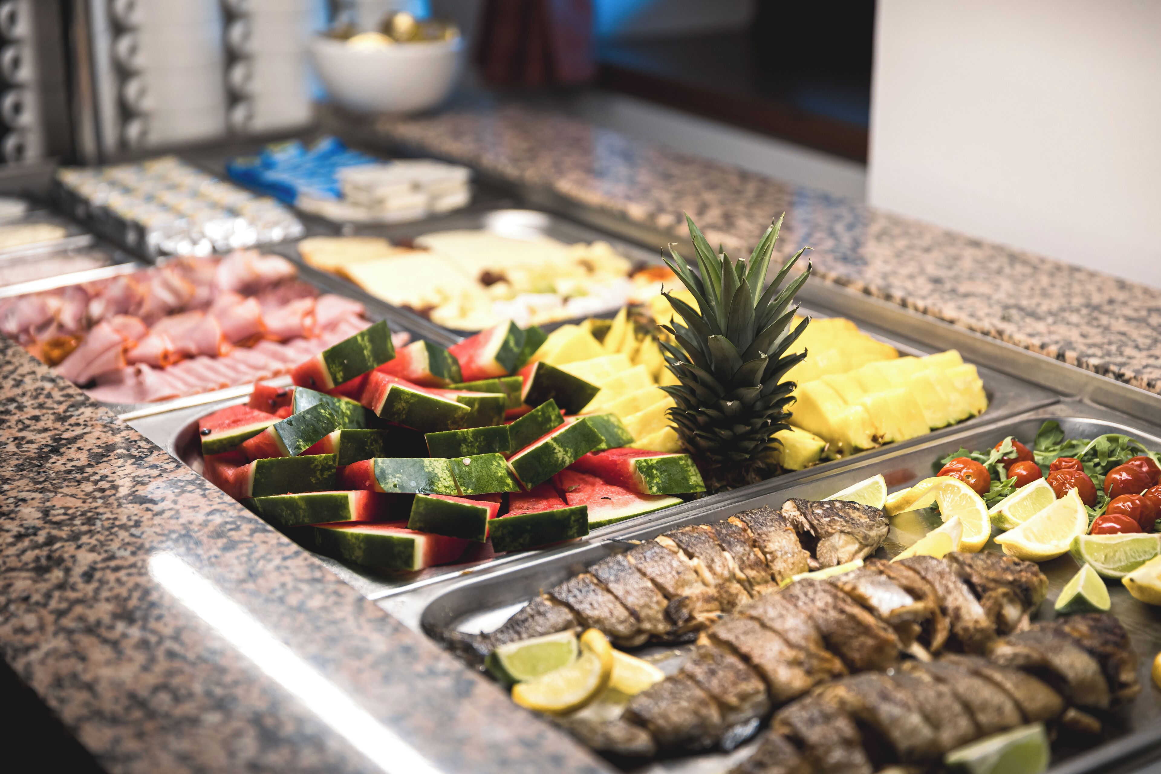 بوفيه فطور مجانًا يوميًا