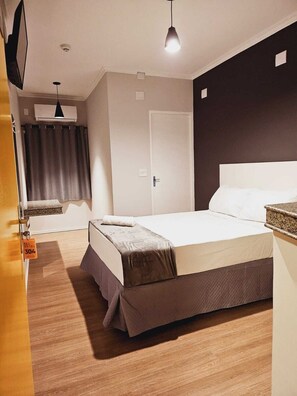 Rom – standard | Skrivebord for bærbar PC, wi-fi (inkludert) og sengetøy