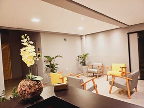 Lobby-lounge