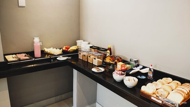Un buffet proposant une variété de plats et de boissons.