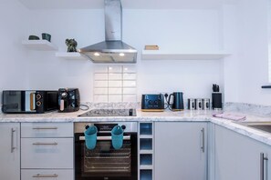 Jääkaappi, mikroaaltouuni, uuni, liesi