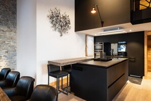 Jääkaappi, mikroaaltouuni, uuni, astianpesukone