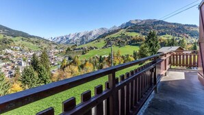 Un balcon avec vue sur la ville et les montagnes.