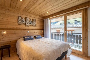 3 bedrooms, WiFi, bed sheets - 300m from ski slopes, 2nd floor, balcony, fireplace or stove, parking, tv, ski locker, 102m² (La Clusaz)
