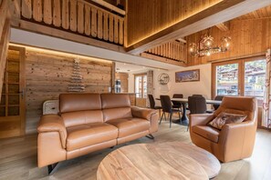 Fireplace - 300m from ski slopes, 2nd floor, balcony, fireplace or stove, parking, tv, ski locker, 102m² (La Clusaz)