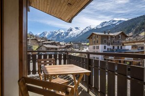 Outdoor dining - 300m from ski slopes, 2nd floor, balcony, fireplace or stove, parking, tv, ski locker, 102m² (La Clusaz)