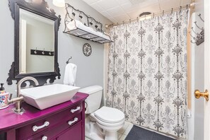 Secadora de cabello, toallas, jabón, papel de baño