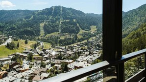A town with a prominent church and a mountain backdrop. - Ground floor, balcony, fireplace or stove, tv, 52m², La Clusaz (La Clusaz)