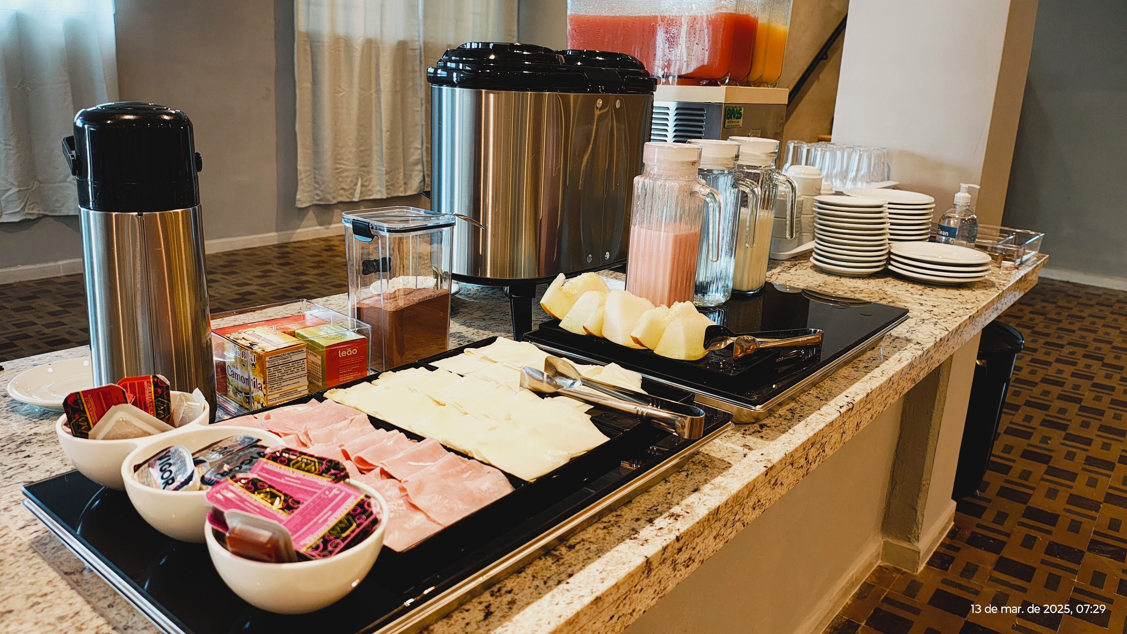 Buffet déjeuner gratuit tous les jours