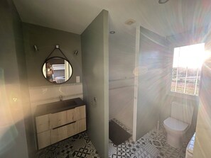 Douche, sèche-cheveux, serviettes fournies, papier toilette