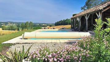 Alberca al aire libre y alberca climatizada