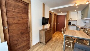 Una cucina moderna con mobili in legno, forno a incasso e lavello.