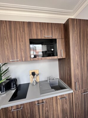 Estudio | Cocina privada | Refrigerador, microondas, parrilla de estufa y lavavajillas 