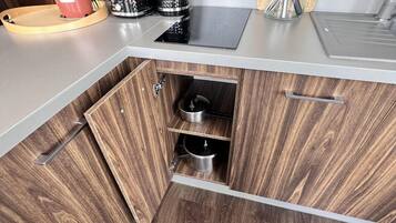 Monolocale | Cucina privata | Frigorifero, microonde, piano cottura, lavastoviglie