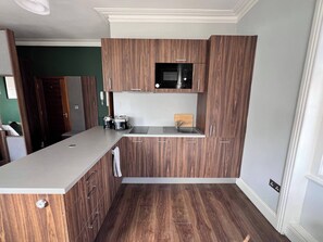 Kühlschrank, Mikrowelle, Herdplatte, Geschirrspüler