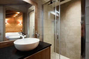 Shower - 1st floor, view mountain, balcony, fireplace or stove, tv, ski locker, 119m², La Clusaz (La Clusaz)