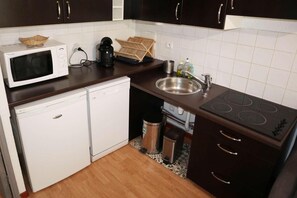 A compact kitchen with a microwave, coffee maker, sink, and stove. - Ski-in/ski-out & foot of the slopes, 2nd floor, view ski slopes, swimming pool, sauna, hammam (Les Orres)