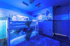 5 slaapkamers, een strijkplank/strijkijzer, reisbedje, wifi