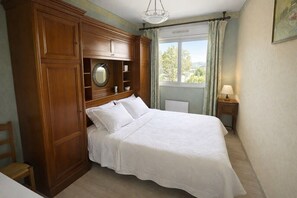 1 bedroom, iron/ironing board, WiFi, bed sheets