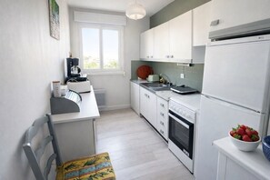 Réfrigérateur, four à micro-ondes, un four, lave-vaisselle