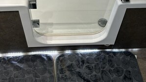 Bathroom - Thornton Awesome Stay 1 (London)