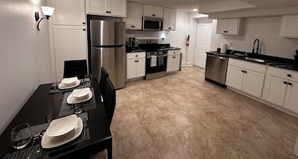 Charming 1-bedroom house with WiFi, AC in quaint Ypsilanti Charter Township