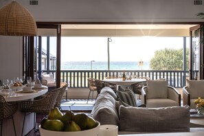 Outdoor dining - Bilinga Beachfront House (Bilinga)