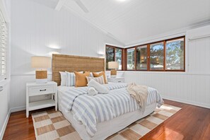 4 bedrooms, iron/ironing board, travel cot, free WiFi - Bilinga Beachfront House (Bilinga)