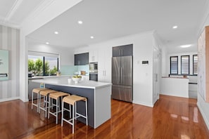 Fridge, microwave, oven, stovetop - Bilinga Beachfront House (Bilinga)