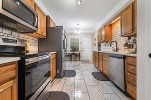 Fridge, microwave, oven, stovetop - Rocky 2, Newer, 3 BR 2 Bath, Hot Tub,Tennis Center (Rome)