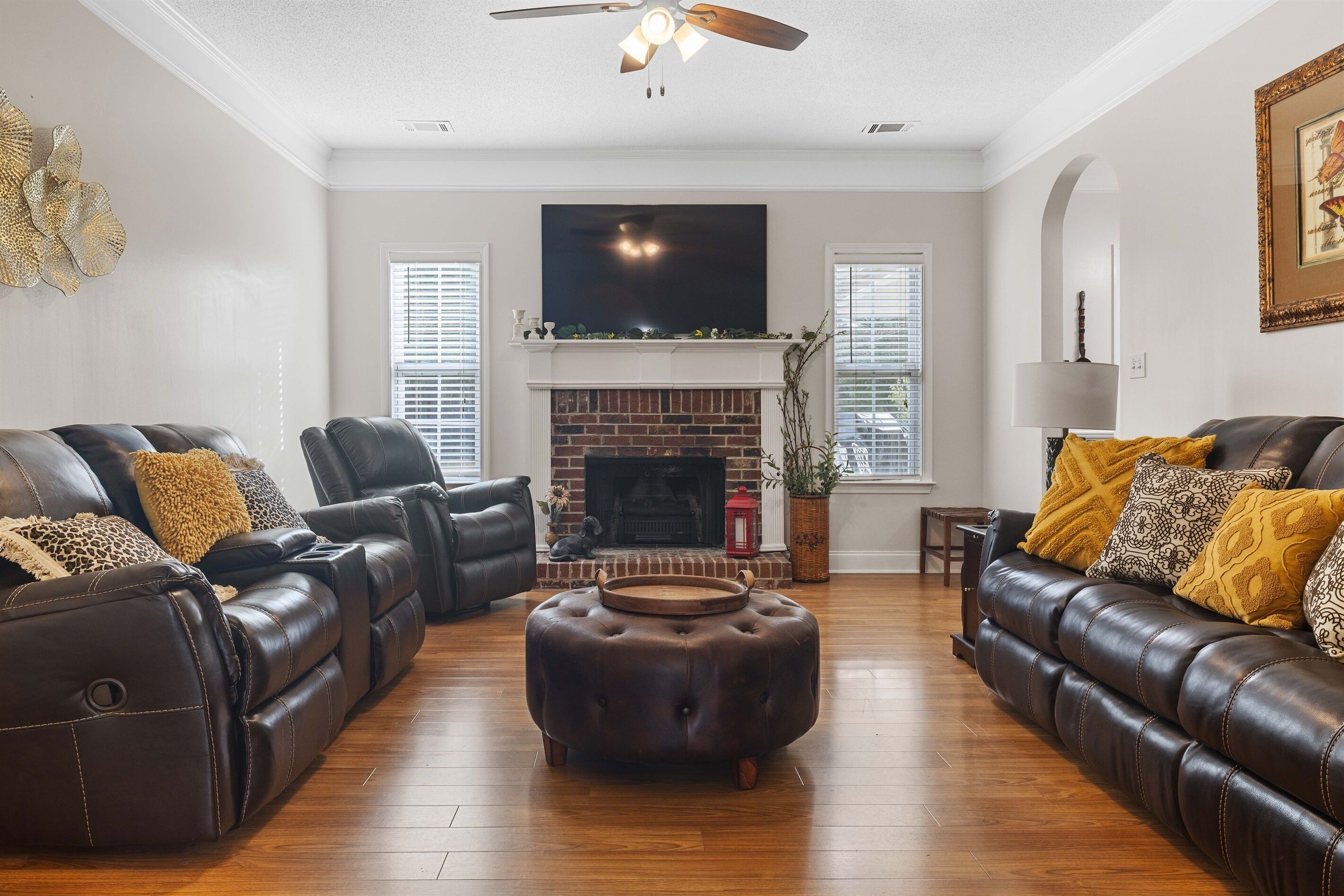 Een smart-tv, een open haard, een tafeltennistafel en boeken