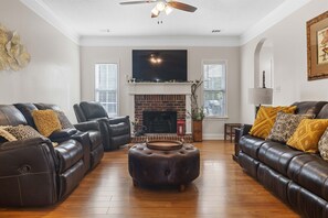 Smart TV, fireplace, table tennis, books - Rocky 2, Newer, 3 BR 2 Bath, Hot Tub,Tennis Center (Rome)