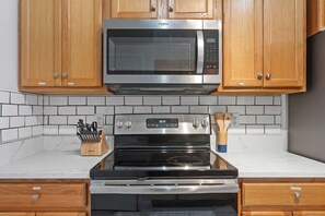 Fridge, microwave, oven, stovetop - Rocky 2, Newer, 3 BR 2 Bath, Hot Tub,Tennis Center (Rome)