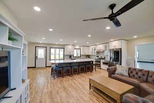Views, Hot Tub & Rooftop Deck! Iowa Family Home