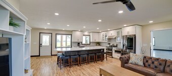 Views, Hot Tub & Rooftop Deck! Iowa Family Home