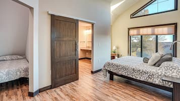 6 bedrooms, desk, travel cot, WiFi