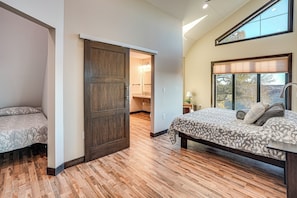 6 bedrooms, desk, travel crib, WiFi - Views, Hot Tub & Rooftop Deck! Iowa Family Home (Inwood)