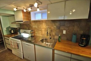 Micro-ondes, grille-pain, batterie de cuisine, vaisselle et ustensiles