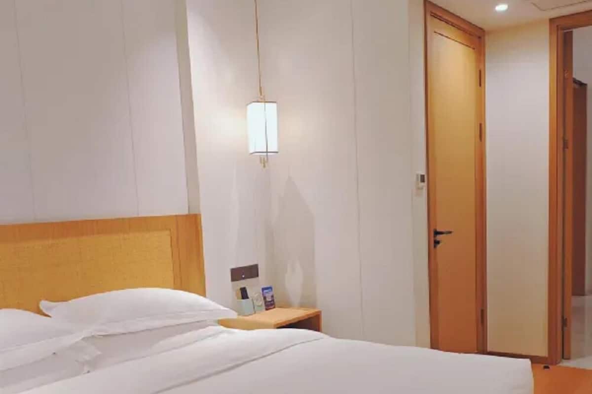 Premium bedding, down duvets, free minibar, blackout curtains