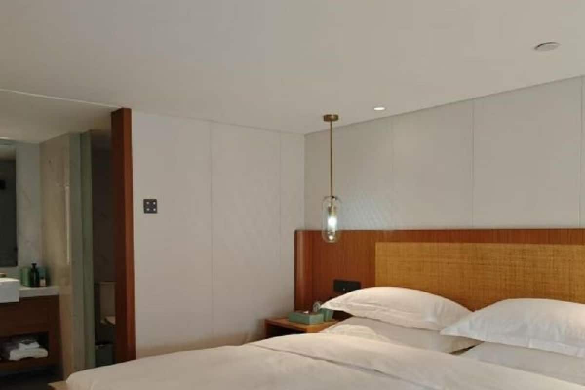 Premium bedding, down duvets, free minibar, blackout curtains