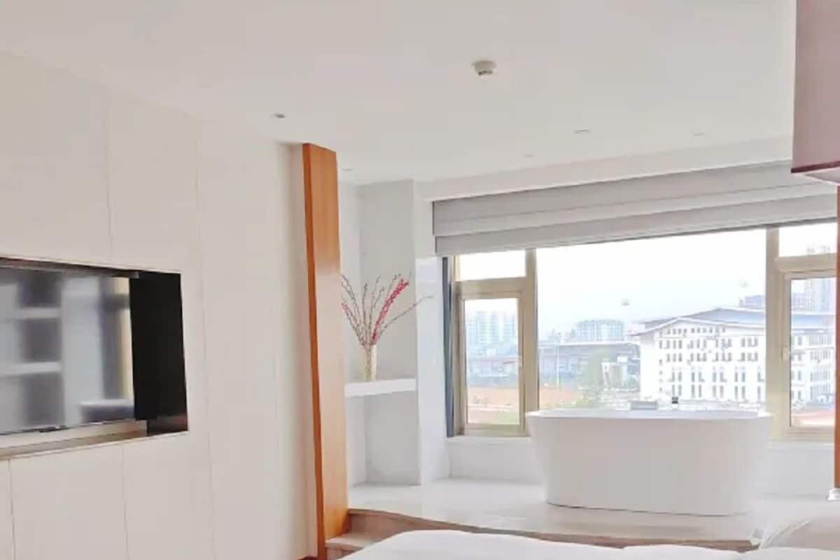 Premium bedding, down duvets, free minibar, blackout curtains