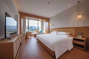 Premium bedding, down duvets, free minibar, blackout curtains