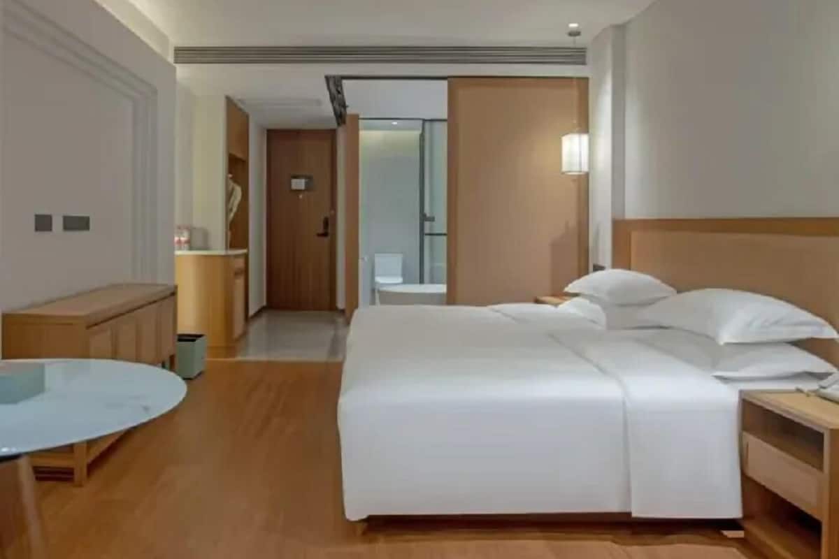 Premium bedding, down duvets, free minibar, blackout curtains