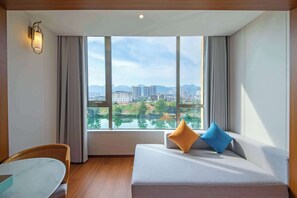 Premium bedding, down comforters, free minibar, blackout drapes - Wingate By Wyndham Libo Center (Qiannan)