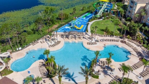 Un complexe hôtelier doté d’une grande piscine centrale, d’un parc aquatique et de plusieurs espaces de détente.