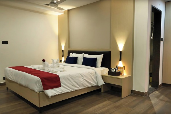 Room | Bathroom | Shower, hydromassage showerhead, designer toiletries, towels