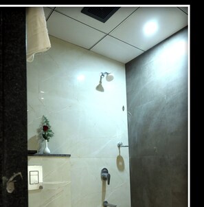 Standard Room | Bathroom | Shower, hydromassage showerhead, designer toiletries, towels